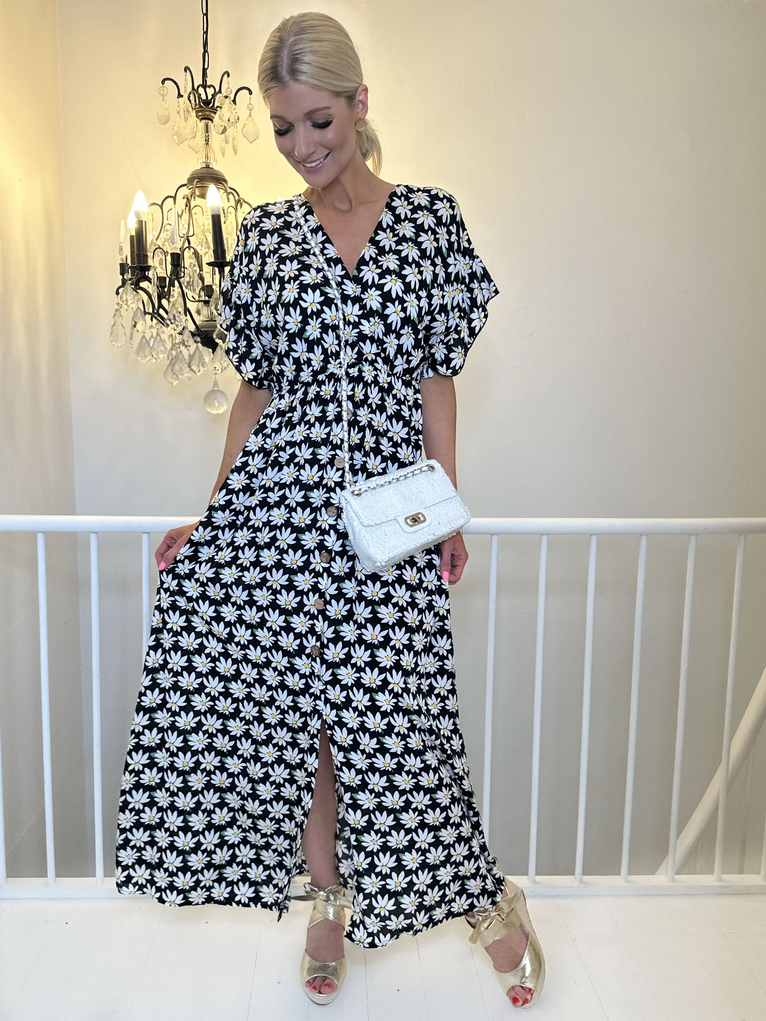 Alina Daisy - Sød sommerkjole blomsterprint med træknapper